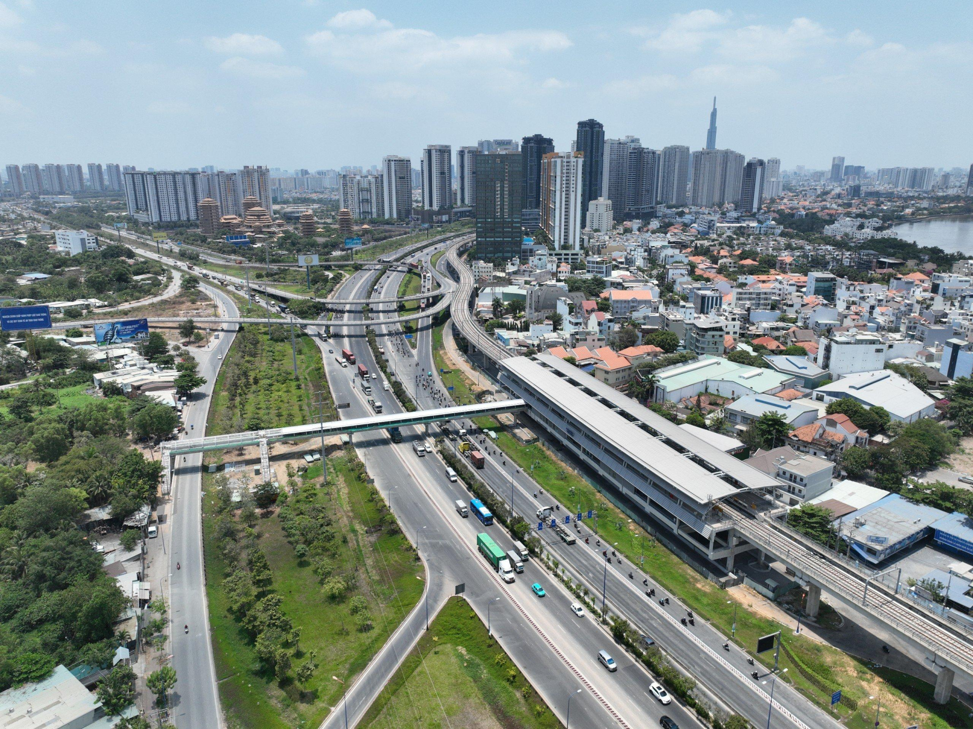 Tàu metro 1 TP.HCM bắt đầu chạy từ sáng sớm đến khuya hàng ngày