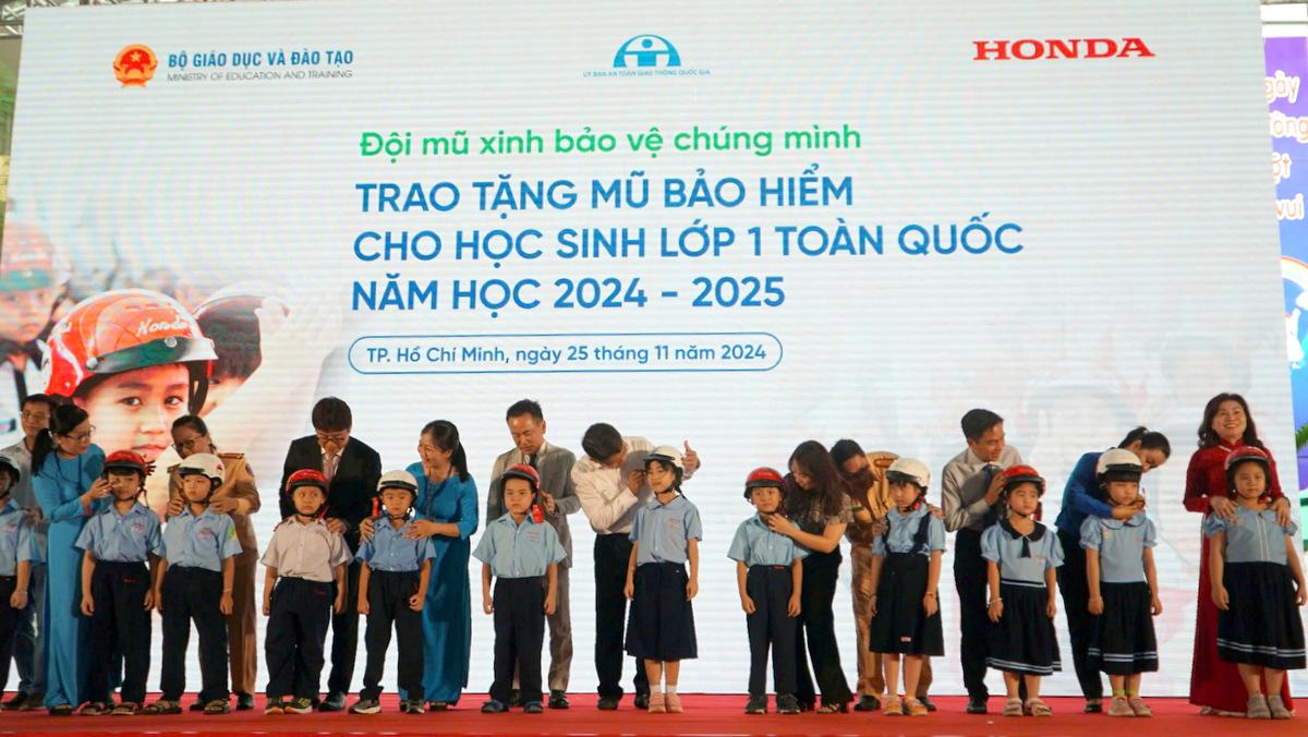 Honda Việt Nam và Ủy ban ATGT quốc gia trao 1,7 mũ bảo hiểm đạt chuẩn cho học sinh lớp 1