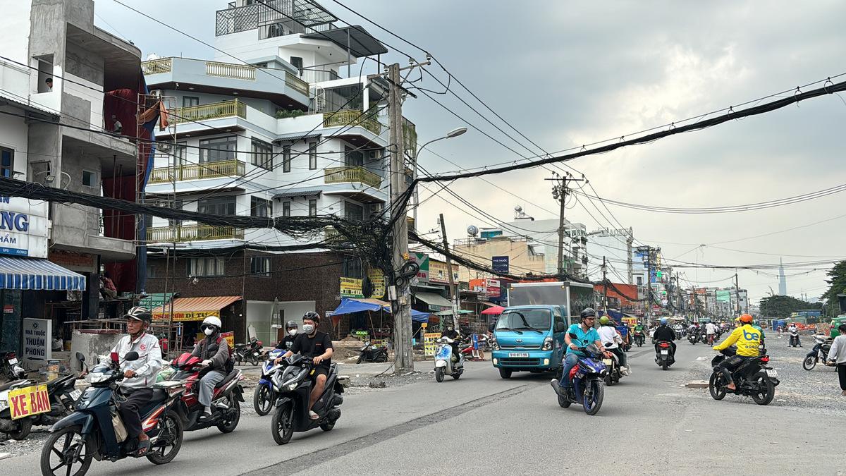 Mặt bằng bàn giao từng đoạn khiến trụ điện chỏng chơ giữa đường tại TPHCM 2