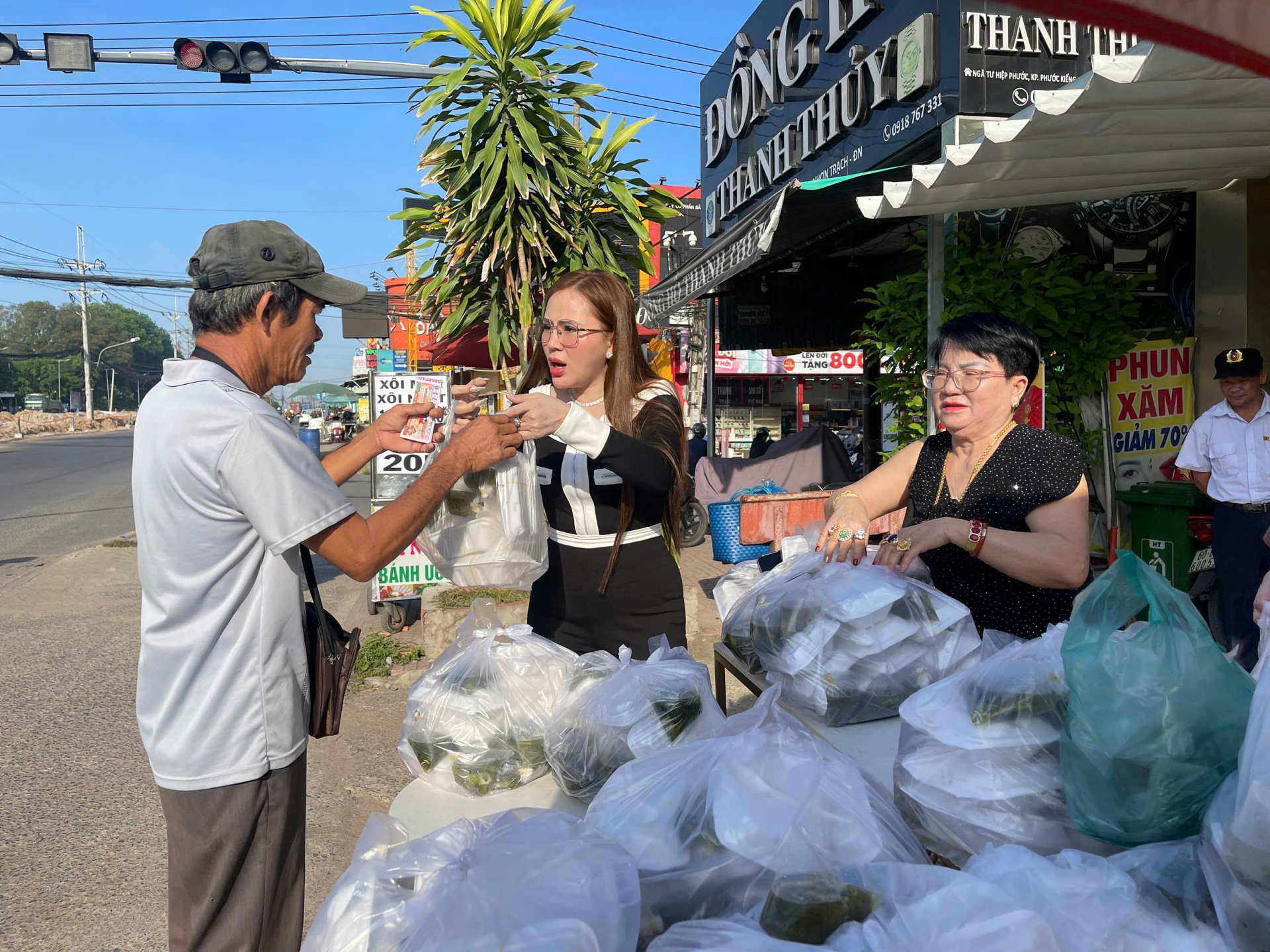 Tấm lòng vàng của Hoa hậu Nhân ái Nguyễn Thị Bình: Trao tặng  350 suất cơm chay nghĩa tình ngày rằm tháng 2