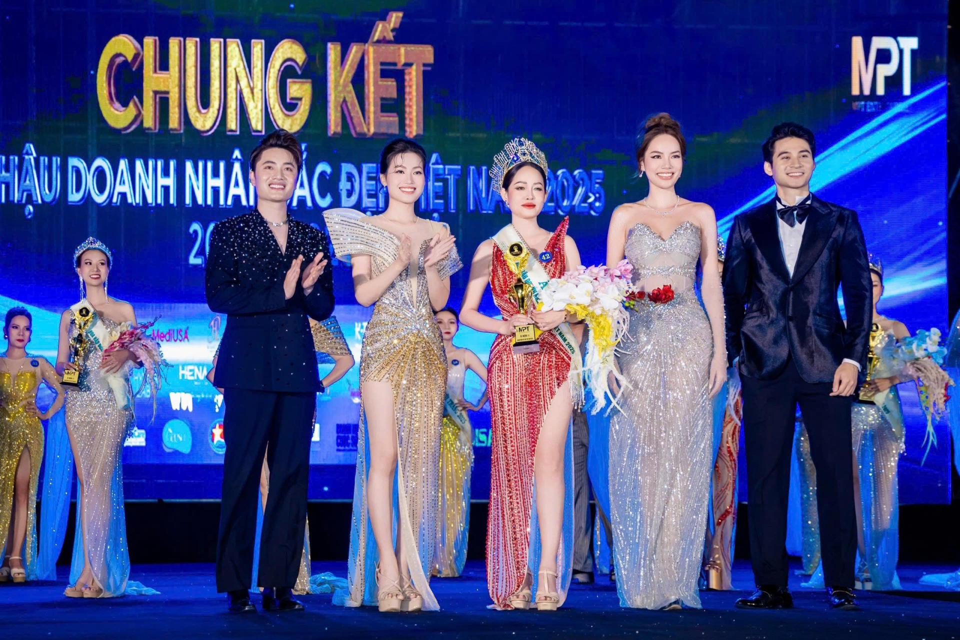 Nữ doanh nhân Đỗ Thị Ngọc Diễm ứng xử thuyết phục - Đăng quang Á hậu 1 Hoa hậu Doanh nhân Sắc đẹp Việt Nam 2025 