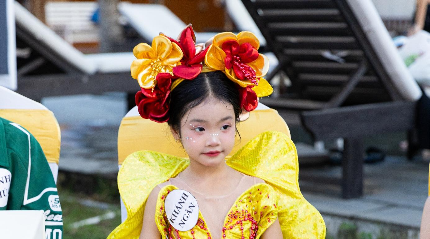 Model nhí Nguyễn Ngọc Khánh Ngân tự tin catwalk cùng các model nhí tại Fashion show Runway Dreams 2025