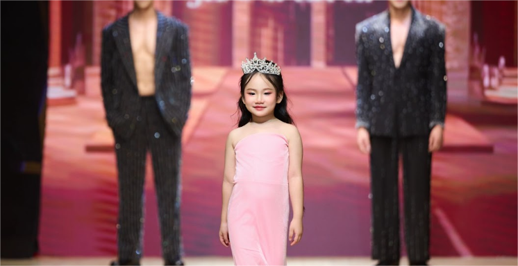 Model Kid San San gây ấn tượng tại Vietnam Future Fashion Show 2025 khi đảm nhận hai lần Vedette. 