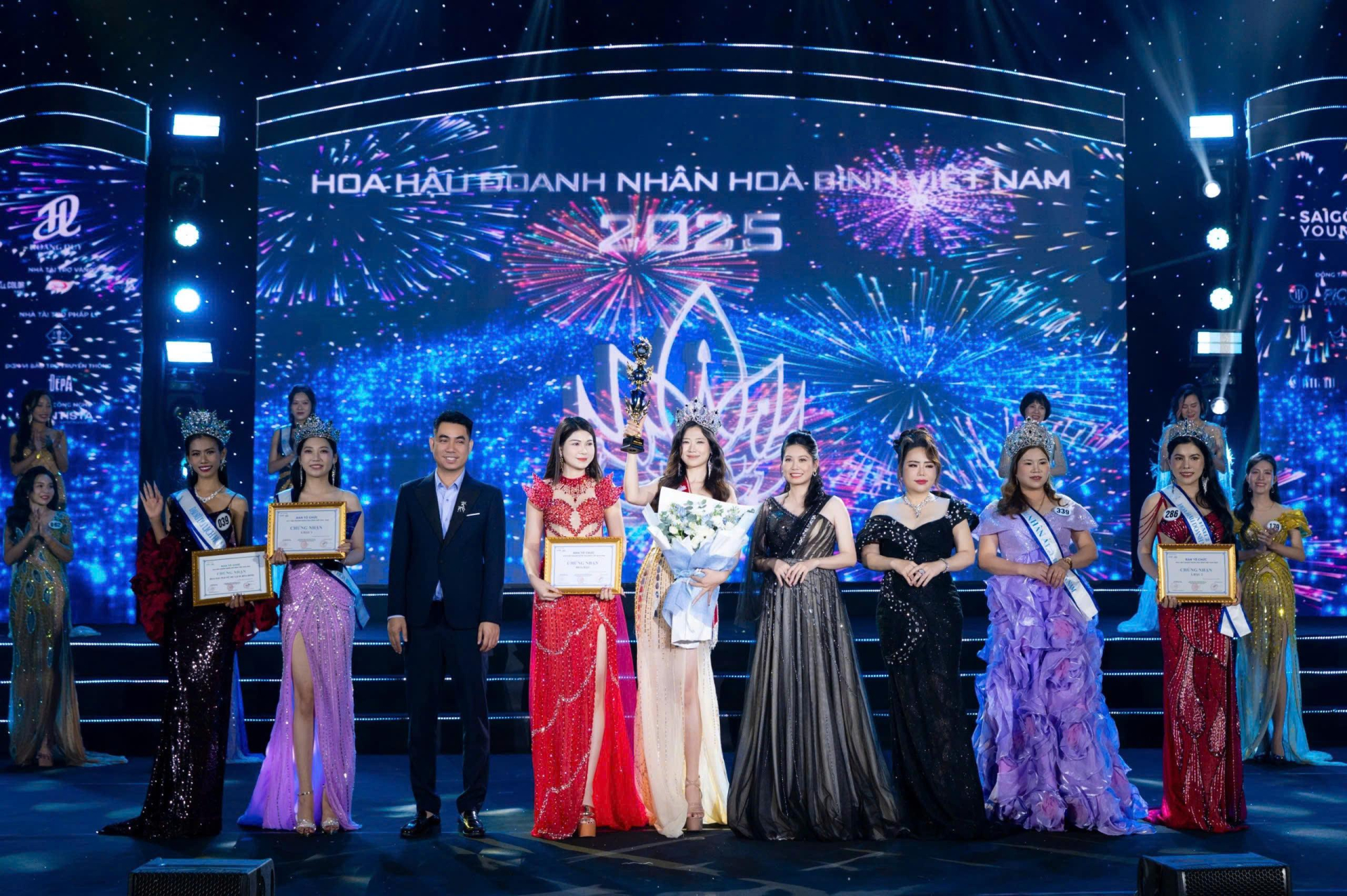 Chung kết Hoa hậu Doanh nhân Hòa bình Việt Nam 2025: Khoảnh khắc nắm tay của 'hai chị em ruột' trước thời khắc đăng quang