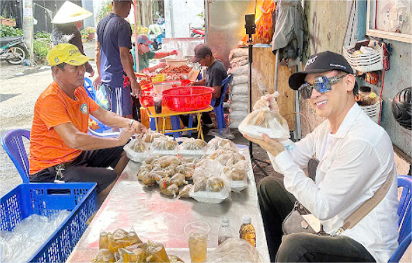 Ca sĩ Nguyên Vũ trao tặng 500 phần cơm trong ngày sinh nhật