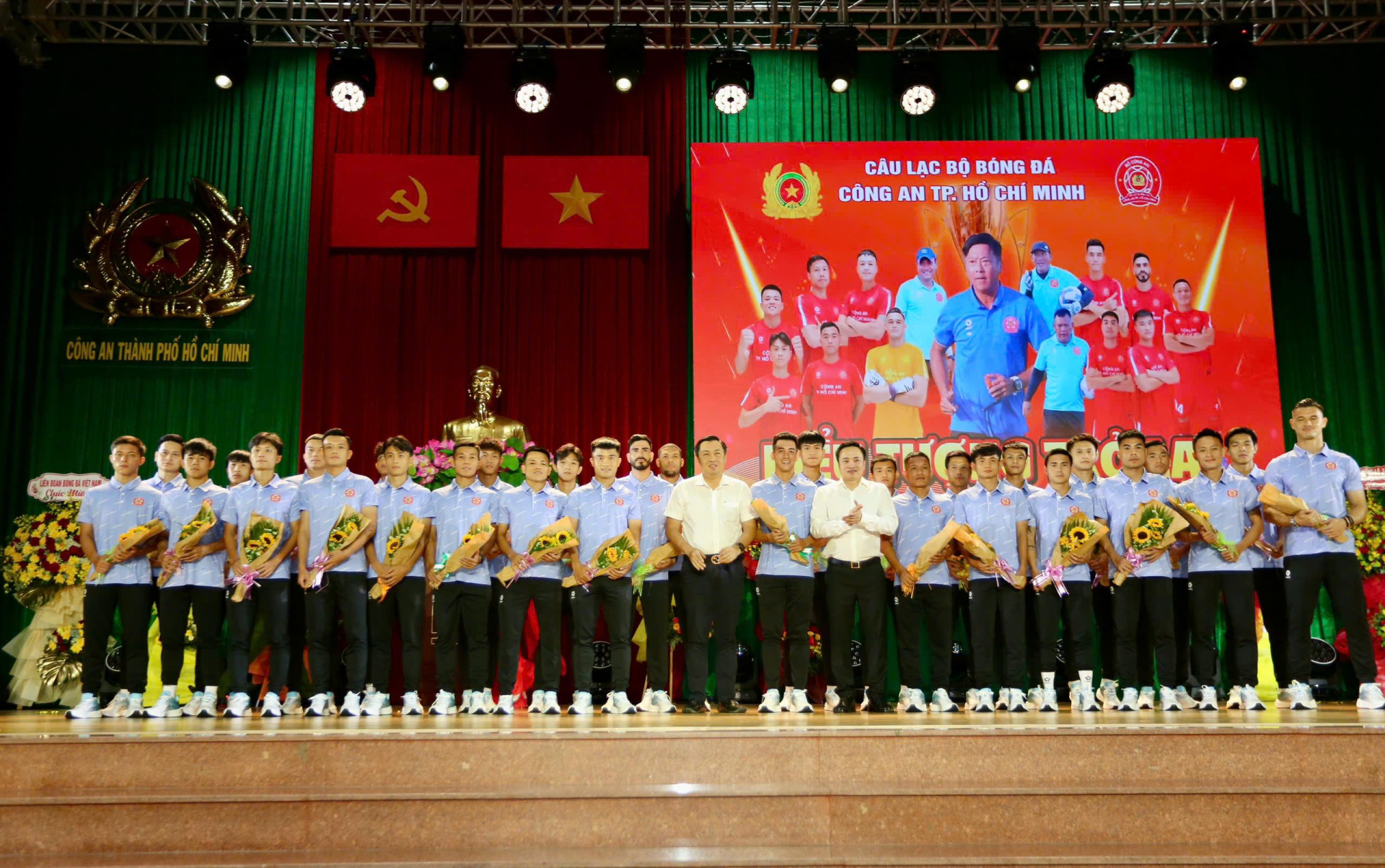 Trung tướng Mai Hoàng, Giám đốc Công an TP.HCM tặng hoa chúc mừng các cầu thủ đội bóng