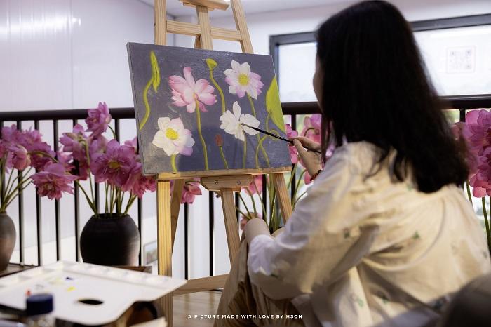 Cùng chiêm ngưỡng phiên bản của bức tranh sen “Liên hoa tịnh cảnh” tại Lotus Art Gallery