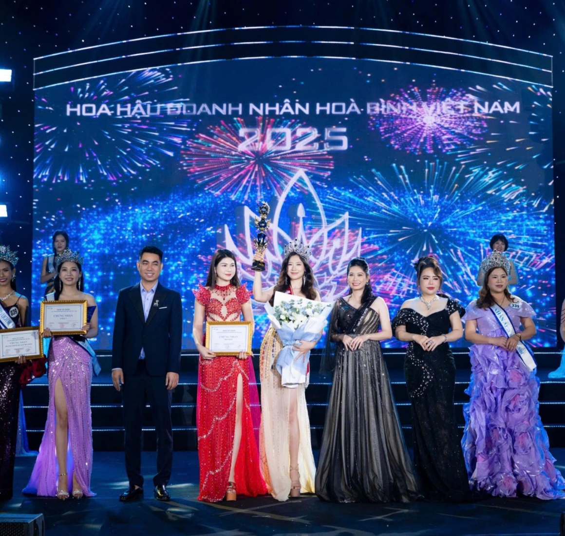 Chung kết Hoa hậu Doanh nhân Hòa bình Việt Nam 2025: Khoảnh khắc nắm tay của 'hai chị em ruột' trước thời khắc đăng quang