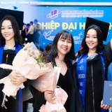 Á hậu Vân Anh hạnh phúc bên ba mẹ ngày tốt nghiệp Đại học