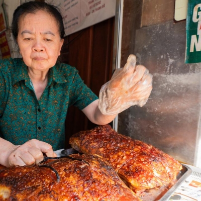 Quán thịt quay hơn 70 năm nổi tiếng ngon bậc nhất ở phố cổ Hà Nội