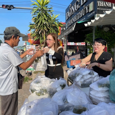 Tấm lòng vàng của Hoa hậu Nhân ái Nguyễn Thị Bình: Trao tặng  350 suất cơm chay nghĩa tình ngày rằm tháng 2