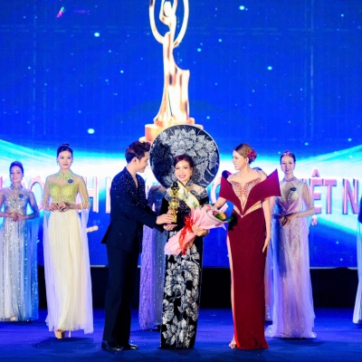 Nữ doanh nhân Nguyễn Linh Đơn - Tân Hoa hậu Doanh nhân Sắc đẹp Việt Nam 2025 mang về thêm danh hiệu Người đẹp Áo dài