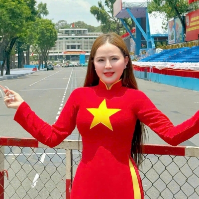 Hoa hậu Nguyễn Thị Bình trong tà áo dài sắc đỏ, hưởng ứng kỷ niệm 50 năm thống nhất đất nước 30/4