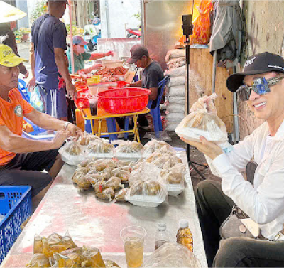 Ca sĩ Nguyên Vũ trao tặng 500 phần cơm trong ngày sinh nhật