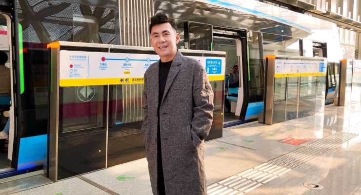 Ca sĩ Đoan Trường trải ngiệm đoàn tàu “một ray treo ngược đầu tiên” tại  Trung Quốc