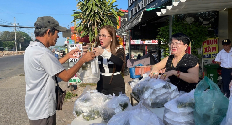 Tấm lòng vàng của Hoa hậu Nhân ái Nguyễn Thị Bình: Trao tặng  350 suất cơm chay nghĩa tình ngày rằm tháng 2